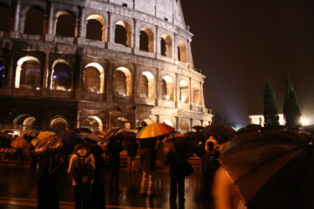 Pessoas a espera do Papa, em Frente ao Coliseu Romano