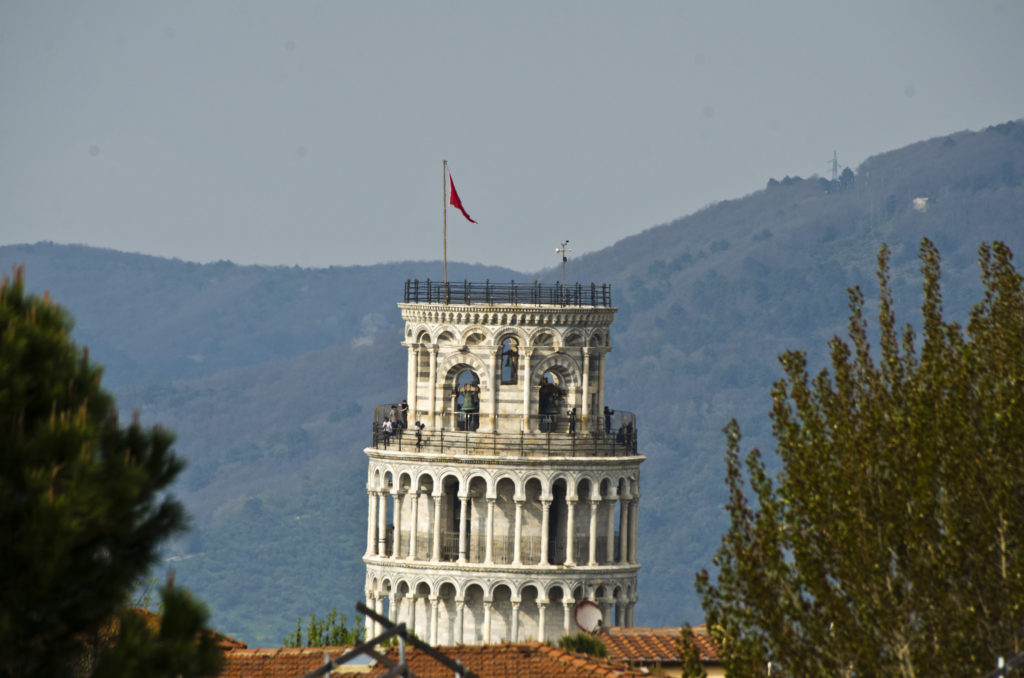 Turistas visitando a Torre de Pisa