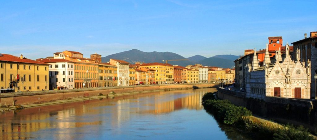 Lugarni di Pisa e a Igreja de Santa Maria della Spina