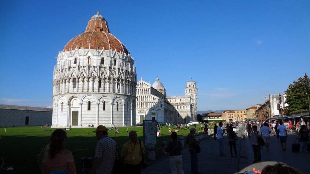 Piazza dei Miracoli: O Batistério, a Catedral e a Torre (ao fundo)