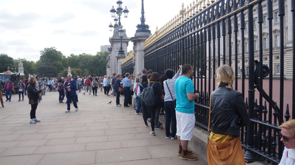 Espera para troca da guarda no Palácio de Buckingham
